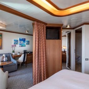Kommen Sie an Bord der Ventura und entdecken Sie eine der 88 Kabinenkategorien auf insgesamt 15 Decks die für 3078 Passagiere Platz bieten. Wählen Sie Ihre Traumkabine und fühlen Sie sich auf Ihrer Kreuzfahrt an Bord der Ventura wie Zuhause!