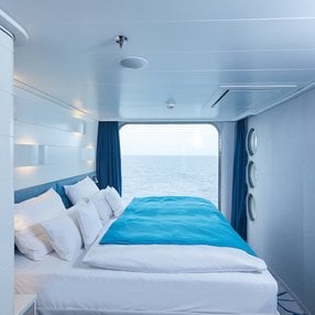 Kommen Sie an Bord der undefined und entdecken Sie eine der 29 Kabinenkategorien auf insgesamt 7 Decks die für 230 Passagiere Platz bieten. Wählen Sie Ihre Traumkabine und fühlen Sie sich auf Ihrer Kreuzfahrt an Bord der undefined wie Zuhause!