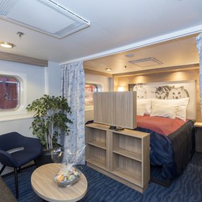 Kommen Sie an Bord der undefined und entdecken Sie eine der 20 Kabinenkategorien auf insgesamt 6 Decks die für 428 Passagiere Platz bieten. Wählen Sie Ihre Traumkabine und fühlen Sie sich auf Ihrer Kreuzfahrt an Bord der undefined wie Zuhause!