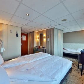 Kommen Sie an Bord der undefined und entdecken Sie eine der 11 Kabinenkategorien auf insgesamt 4 Decks die für 154 Passagiere Platz bieten. Wählen Sie Ihre Traumkabine und fühlen Sie sich auf Ihrer Kreuzfahrt an Bord der undefined wie Zuhause!