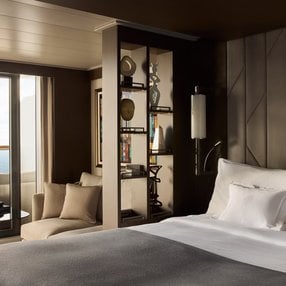 Kommen Sie an Bord der EXPLORA I und entdecken Sie eine der 38 Kabinenkategorien auf insgesamt 11 Decks die für Passagiere Platz bieten. Wählen Sie Ihre Traumkabine und fühlen Sie sich auf Ihrer Kreuzfahrt an Bord der EXPLORA I wie Zuhause!