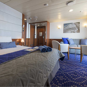 Kommen Sie an Bord der undefined und entdecken Sie eine der 16 Kabinenkategorien auf insgesamt 9 Decks die für 1200 Passagiere Platz bieten. Wählen Sie Ihre Traumkabine und fühlen Sie sich auf Ihrer Kreuzfahrt an Bord der undefined wie Zuhause!