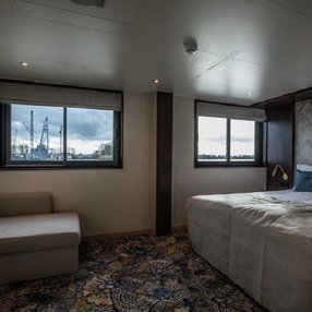 Kommen Sie an Bord der undefined und entdecken Sie eine der 8 Kabinenkategorien auf insgesamt 3 Decks die für 120 Passagiere Platz bieten. Wählen Sie Ihre Traumkabine und fühlen Sie sich auf Ihrer Kreuzfahrt an Bord der undefined wie Zuhause!
