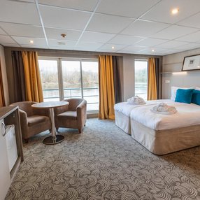 Kommen Sie an Bord der undefined und entdecken Sie eine der 7 Kabinenkategorien auf insgesamt 4 Decks die für 172 Passagiere Platz bieten. Wählen Sie Ihre Traumkabine und fühlen Sie sich auf Ihrer Kreuzfahrt an Bord der undefined wie Zuhause!