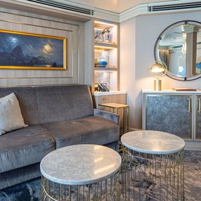 Kommen Sie an Bord der Disney Magic und entdecken Sie eine der 38 Kabinenkategorien auf insgesamt 11 Decks die für 2700 Passagiere Platz bieten. Wählen Sie Ihre Traumkabine und fühlen Sie sich auf Ihrer Kreuzfahrt an Bord der Disney Magic wie Zuhause!