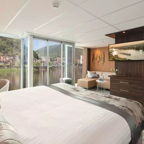 Kommen Sie an Bord der Amadeus Queen und entdecken Sie eine der 6 Kabinenkategorien auf insgesamt 4 Decks die für 162 Passagiere Platz bieten. Wählen Sie Ihre Traumkabine und fühlen Sie sich auf Ihrer Kreuzfahrt an Bord der Amadeus Queen wie Zuhause!