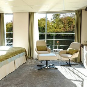 Kommen Sie an Bord der undefined und entdecken Sie eine der 7 Kabinenkategorien auf insgesamt 4 Decks die für 148 Passagiere Platz bieten. Wählen Sie Ihre Traumkabine und fühlen Sie sich auf Ihrer Kreuzfahrt an Bord der undefined wie Zuhause!