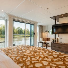 Kommen Sie an Bord der AMADEUS Aurea und entdecken Sie eine der 6 Kabinenkategorien auf insgesamt 4 Decks die für 158 Passagiere Platz bieten. Wählen Sie Ihre Traumkabine und fühlen Sie sich auf Ihrer Kreuzfahrt an Bord der AMADEUS Aurea wie Zuhause!
