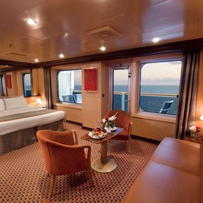 Kommen Sie an Bord der undefined und entdecken Sie eine der 44 Kabinenkategorien auf insgesamt 13 Decks die für 3800 Passagiere Platz bieten. Wählen Sie Ihre Traumkabine und fühlen Sie sich auf Ihrer Kreuzfahrt an Bord der undefined wie Zuhause!