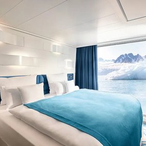 Kommen Sie an Bord der HANSEATIC spirit und entdecken Sie eine der 45 Kabinenkategorien auf insgesamt 7 Decks die für 230 Passagiere Platz bieten. Wählen Sie Ihre Traumkabine und fühlen Sie sich auf Ihrer Kreuzfahrt an Bord der HANSEATIC spirit wie Zuhause!