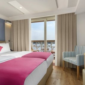 Kommen Sie an Bord der undefined und entdecken Sie eine der 7 Kabinenkategorien auf insgesamt 4 Decks die für 82 Passagiere Platz bieten. Wählen Sie Ihre Traumkabine und fühlen Sie sich auf Ihrer Kreuzfahrt an Bord der undefined wie Zuhause!