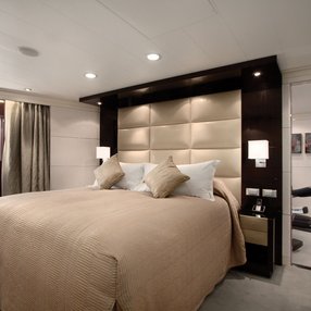 Kommen Sie an Bord der undefined und entdecken Sie eine der 33 Kabinenkategorien auf insgesamt 11 Decks die für 1238 Passagiere Platz bieten. Wählen Sie Ihre Traumkabine und fühlen Sie sich auf Ihrer Kreuzfahrt an Bord der undefined wie Zuhause!