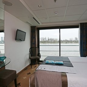 Kommen Sie an Bord der Alina und entdecken Sie eine der 12 Kabinenkategorien auf insgesamt 3 Decks die für 216 Passagiere Platz bieten. Wählen Sie Ihre Traumkabine und fühlen Sie sich auf Ihrer Kreuzfahrt an Bord der Alina wie Zuhause!