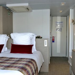 Kommen Sie an Bord der MS Loire Princesse und entdecken Sie eine der 4 Kabinenkategorien auf insgesamt 3 Decks die für 96 Passagiere Platz bieten. Wählen Sie Ihre Traumkabine und fühlen Sie sich auf Ihrer Kreuzfahrt an Bord der MS Loire Princesse wie Zuhause!
