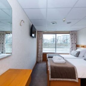 Kommen Sie an Bord der undefined und entdecken Sie eine der 10 Kabinenkategorien auf insgesamt 3 Decks die für 150 Passagiere Platz bieten. Wählen Sie Ihre Traumkabine und fühlen Sie sich auf Ihrer Kreuzfahrt an Bord der undefined wie Zuhause!