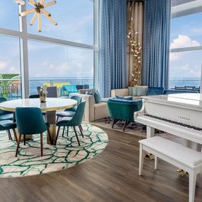Kommen Sie an Bord der Legend of the Seas und entdecken Sie eine der 252 Kabinenkategorien auf insgesamt 18 Decks die für 7514 Passagiere Platz bieten. Wählen Sie Ihre Traumkabine und fühlen Sie sich auf Ihrer Kreuzfahrt an Bord der Legend of the Seas wie Zuhause!