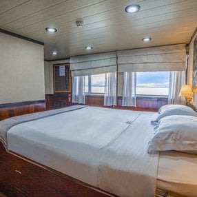 Kommen Sie an Bord der Lan Diep und entdecken Sie eine der 4 Kabinenkategorien auf insgesamt 2 Decks die für 44 Passagiere Platz bieten. Wählen Sie Ihre Traumkabine und fühlen Sie sich auf Ihrer Kreuzfahrt an Bord der Lan Diep wie Zuhause!