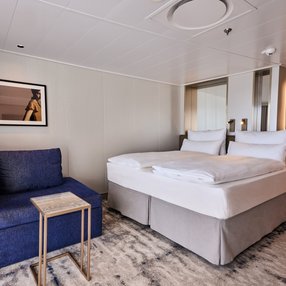 Kommen Sie an Bord der undefined und entdecken Sie eine der 119 Kabinenkategorien auf insgesamt 17 Decks die für 4100 Passagiere Platz bieten. Wählen Sie Ihre Traumkabine und fühlen Sie sich auf Ihrer Kreuzfahrt an Bord der undefined wie Zuhause!