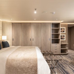 Kommen Sie an Bord der Silver Origin und entdecken Sie eine der 9 Kabinenkategorien auf insgesamt 6 Decks die für 100 Passagiere Platz bieten. Wählen Sie Ihre Traumkabine und fühlen Sie sich auf Ihrer Kreuzfahrt an Bord der Silver Origin wie Zuhause!