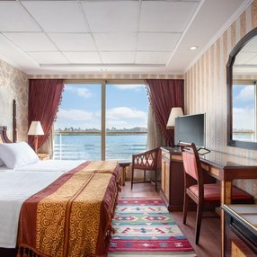 Kommen Sie an Bord der First-Class Nilschiff und entdecken Sie eine der 10 Kabinenkategorien auf insgesamt 5 Decks die für 160 Passagiere Platz bieten. Wählen Sie Ihre Traumkabine und fühlen Sie sich auf Ihrer Kreuzfahrt an Bord der First-Class Nilschiff wie Zuhause!