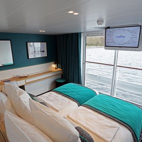 Kommen Sie an Bord der undefined und entdecken Sie eine der 8 Kabinenkategorien auf insgesamt 3 Decks die für 79 Passagiere Platz bieten. Wählen Sie Ihre Traumkabine und fühlen Sie sich auf Ihrer Kreuzfahrt an Bord der undefined wie Zuhause!