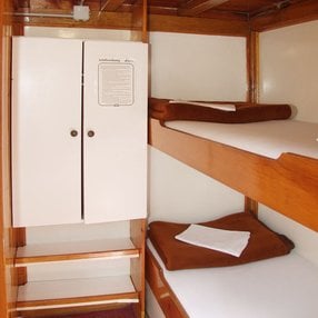 Kommen Sie an Bord der undefined und entdecken Sie eine der 2 Kabinenkategorien auf insgesamt 2 Decks die für 26 Passagiere Platz bieten. Wählen Sie Ihre Traumkabine und fühlen Sie sich auf Ihrer Kreuzfahrt an Bord der undefined wie Zuhause!