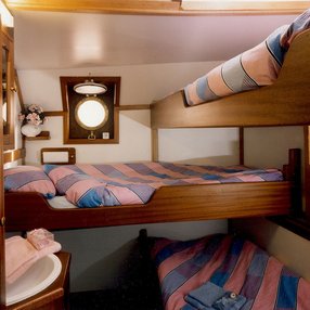 Kommen Sie an Bord der undefined und entdecken Sie eine der 4 Kabinenkategorien auf insgesamt 2 Decks die für 22 Passagiere Platz bieten. Wählen Sie Ihre Traumkabine und fühlen Sie sich auf Ihrer Kreuzfahrt an Bord der undefined wie Zuhause!