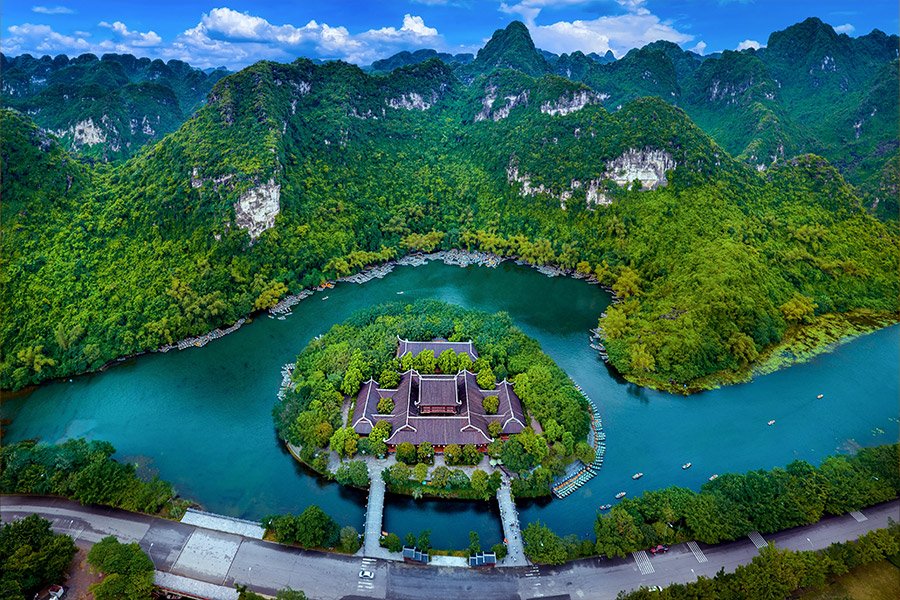 The Ultimate Tour of Vietnam, Halong Bay Cruise & Ho Chi Minh City With Far East Wonders Cruise