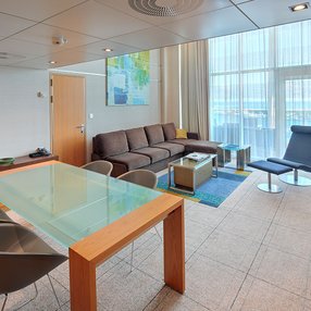 Kommen Sie an Bord der Allure of the Seas und entdecken Sie eine der 345 Kabinenkategorien auf insgesamt 15 Decks die für 6780 Passagiere Platz bieten. Wählen Sie Ihre Traumkabine und fühlen Sie sich auf Ihrer Kreuzfahrt an Bord der Allure of the Seas wie Zuhause!
