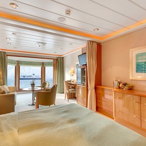Kommen Sie an Bord der undefined und entdecken Sie eine der 30 Kabinenkategorien auf insgesamt 7 Decks die für 822 Passagiere Platz bieten. Wählen Sie Ihre Traumkabine und fühlen Sie sich auf Ihrer Kreuzfahrt an Bord der undefined wie Zuhause!