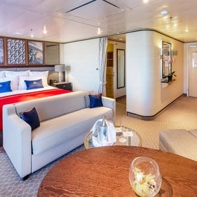 Kommen Sie an Bord der undefined und entdecken Sie eine der 121 Kabinenkategorien auf insgesamt 12 Decks die für 2691 Passagiere Platz bieten. Wählen Sie Ihre Traumkabine und fühlen Sie sich auf Ihrer Kreuzfahrt an Bord der undefined wie Zuhause!