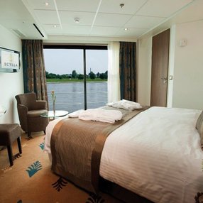 Kommen Sie an Bord der undefined und entdecken Sie eine der 11 Kabinenkategorien auf insgesamt 3 Decks die für 216 Passagiere Platz bieten. Wählen Sie Ihre Traumkabine und fühlen Sie sich auf Ihrer Kreuzfahrt an Bord der undefined wie Zuhause!