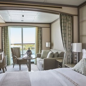 Kommen Sie an Bord der Silver Shadow und entdecken Sie eine der 24 Kabinenkategorien auf insgesamt 7 Decks die für 392 Passagiere Platz bieten. Wählen Sie Ihre Traumkabine und fühlen Sie sich auf Ihrer Kreuzfahrt an Bord der Silver Shadow wie Zuhause!