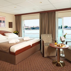 Kommen Sie an Bord der undefined und entdecken Sie eine der 6 Kabinenkategorien auf insgesamt 4 Decks die für 146 Passagiere Platz bieten. Wählen Sie Ihre Traumkabine und fühlen Sie sich auf Ihrer Kreuzfahrt an Bord der undefined wie Zuhause!