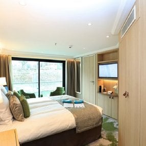 Kommen Sie an Bord der undefined und entdecken Sie eine der 8 Kabinenkategorien auf insgesamt 4 Decks die für 190 Passagiere Platz bieten. Wählen Sie Ihre Traumkabine und fühlen Sie sich auf Ihrer Kreuzfahrt an Bord der undefined wie Zuhause!
