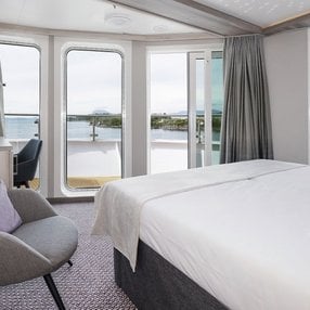 Kommen Sie an Bord der undefined und entdecken Sie eine der 32 Kabinenkategorien auf insgesamt 7 Decks die für null Passagiere Platz bieten. Wählen Sie Ihre Traumkabine und fühlen Sie sich auf Ihrer Kreuzfahrt an Bord der undefined wie Zuhause!