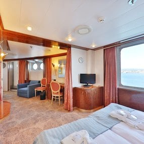 Kommen Sie an Bord der MS Hamburg und entdecken Sie eine der 38 Kabinenkategorien auf insgesamt 6 Decks die für 400 Passagiere Platz bieten. Wählen Sie Ihre Traumkabine und fühlen Sie sich auf Ihrer Kreuzfahrt an Bord der MS Hamburg wie Zuhause!