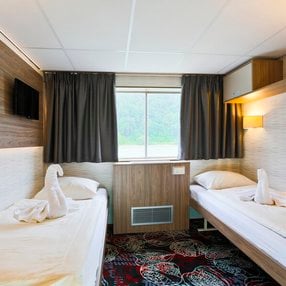 Kommen Sie an Bord der undefined und entdecken Sie eine der 5 Kabinenkategorien auf insgesamt 2 Decks die für 100 Passagiere Platz bieten. Wählen Sie Ihre Traumkabine und fühlen Sie sich auf Ihrer Kreuzfahrt an Bord der undefined wie Zuhause!