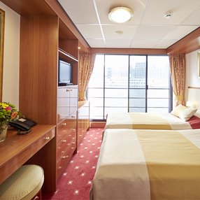Kommen Sie an Bord der undefined und entdecken Sie eine der 5 Kabinenkategorien auf insgesamt 3 Decks die für 126 Passagiere Platz bieten. Wählen Sie Ihre Traumkabine und fühlen Sie sich auf Ihrer Kreuzfahrt an Bord der undefined wie Zuhause!