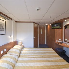 Kommen Sie an Bord der undefined und entdecken Sie eine der 9 Kabinenkategorien auf insgesamt 4 Decks die für 224 Passagiere Platz bieten. Wählen Sie Ihre Traumkabine und fühlen Sie sich auf Ihrer Kreuzfahrt an Bord der undefined wie Zuhause!