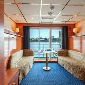 Kommen Sie an Bord der undefined und entdecken Sie eine der 9 Kabinenkategorien auf insgesamt 3 Decks die für 140 Passagiere Platz bieten. Wählen Sie Ihre Traumkabine und fühlen Sie sich auf Ihrer Kreuzfahrt an Bord der undefined wie Zuhause!