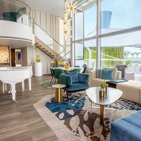 Kommen Sie an Bord der Icon of the Seas und entdecken Sie eine der 129 Kabinenkategorien auf insgesamt 18 Decks die für 7514 Passagiere Platz bieten. Wählen Sie Ihre Traumkabine und fühlen Sie sich auf Ihrer Kreuzfahrt an Bord der Icon of the Seas wie Zuhause!