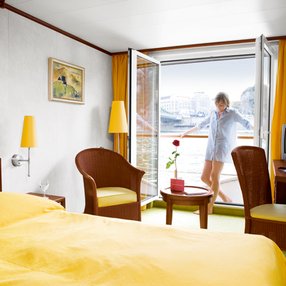 Kommen Sie an Bord der undefined und entdecken Sie eine der 15 Kabinenkategorien auf insgesamt 4 Decks die für 242 Passagiere Platz bieten. Wählen Sie Ihre Traumkabine und fühlen Sie sich auf Ihrer Kreuzfahrt an Bord der undefined wie Zuhause!