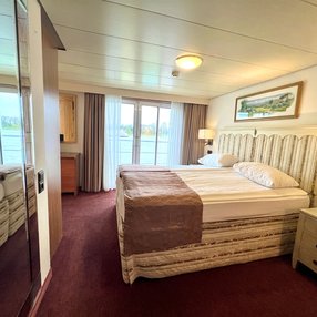 Kommen Sie an Bord der MS Classica und entdecken Sie eine der 8 Kabinenkategorien auf insgesamt 3 Decks die für 110 Passagiere Platz bieten. Wählen Sie Ihre Traumkabine und fühlen Sie sich auf Ihrer Kreuzfahrt an Bord der MS Classica wie Zuhause!
