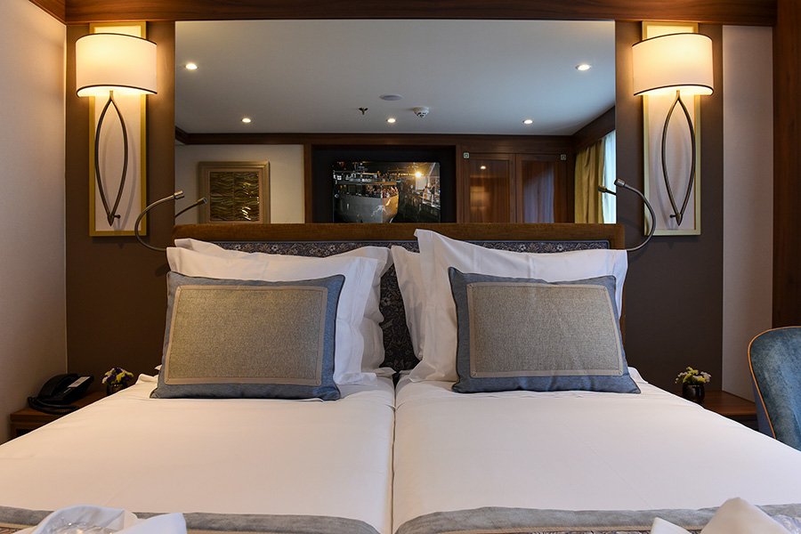 2-Bett Mitteldeck achtern mit absenkbarer Panoramafront (Kat. MX): 