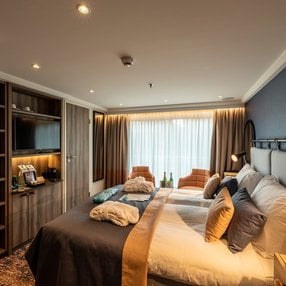 Kommen Sie an Bord der Andrea und entdecken Sie eine der 8 Kabinenkategorien auf insgesamt 4 Decks die für 190 Passagiere Platz bieten. Wählen Sie Ihre Traumkabine und fühlen Sie sich auf Ihrer Kreuzfahrt an Bord der Andrea wie Zuhause!