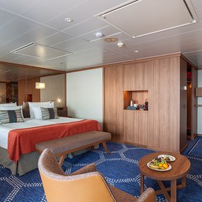 Kommen Sie an Bord der undefined und entdecken Sie eine der 40 Kabinenkategorien auf insgesamt 9 Decks die für 1000 Passagiere Platz bieten. Wählen Sie Ihre Traumkabine und fühlen Sie sich auf Ihrer Kreuzfahrt an Bord der undefined wie Zuhause!