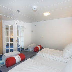Kommen Sie an Bord der undefined und entdecken Sie eine der 42 Kabinenkategorien auf insgesamt 6 Decks die für 619 Passagiere Platz bieten. Wählen Sie Ihre Traumkabine und fühlen Sie sich auf Ihrer Kreuzfahrt an Bord der undefined wie Zuhause!