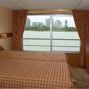 Kommen Sie an Bord der undefined und entdecken Sie eine der 16 Kabinenkategorien auf insgesamt 4 Decks die für 178 Passagiere Platz bieten. Wählen Sie Ihre Traumkabine und fühlen Sie sich auf Ihrer Kreuzfahrt an Bord der undefined wie Zuhause!