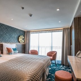 Kommen Sie an Bord der Annabelle und entdecken Sie eine der 9 Kabinenkategorien auf insgesamt 4 Decks die für 180 Passagiere Platz bieten. Wählen Sie Ihre Traumkabine und fühlen Sie sich auf Ihrer Kreuzfahrt an Bord der Annabelle wie Zuhause!